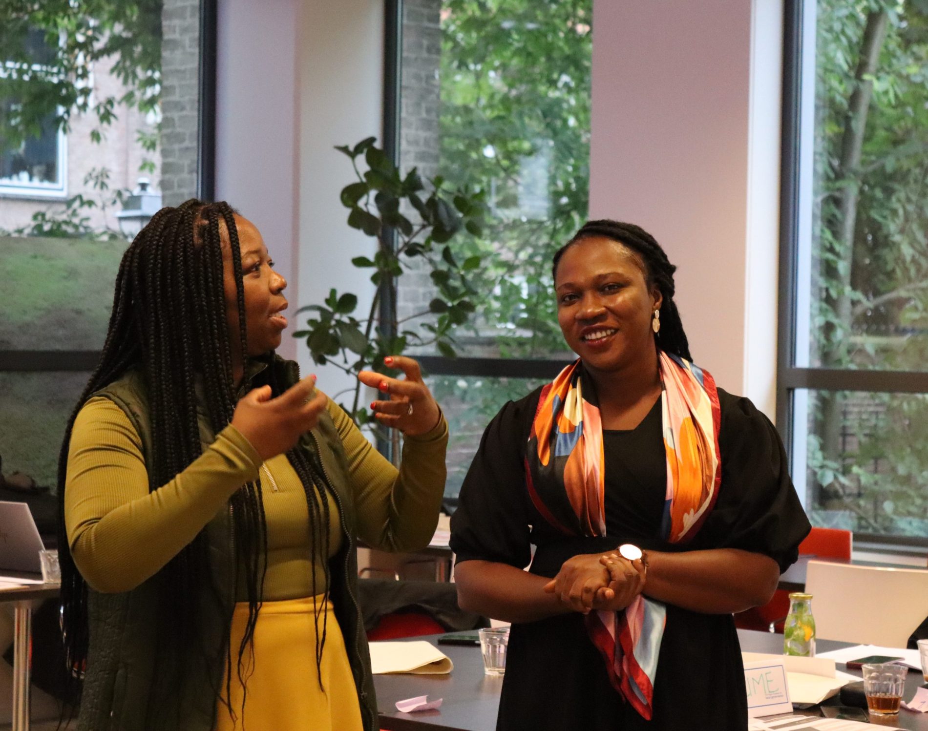 OT URBAN_2024_CR_Women talking and smiling_Action_Feel Good