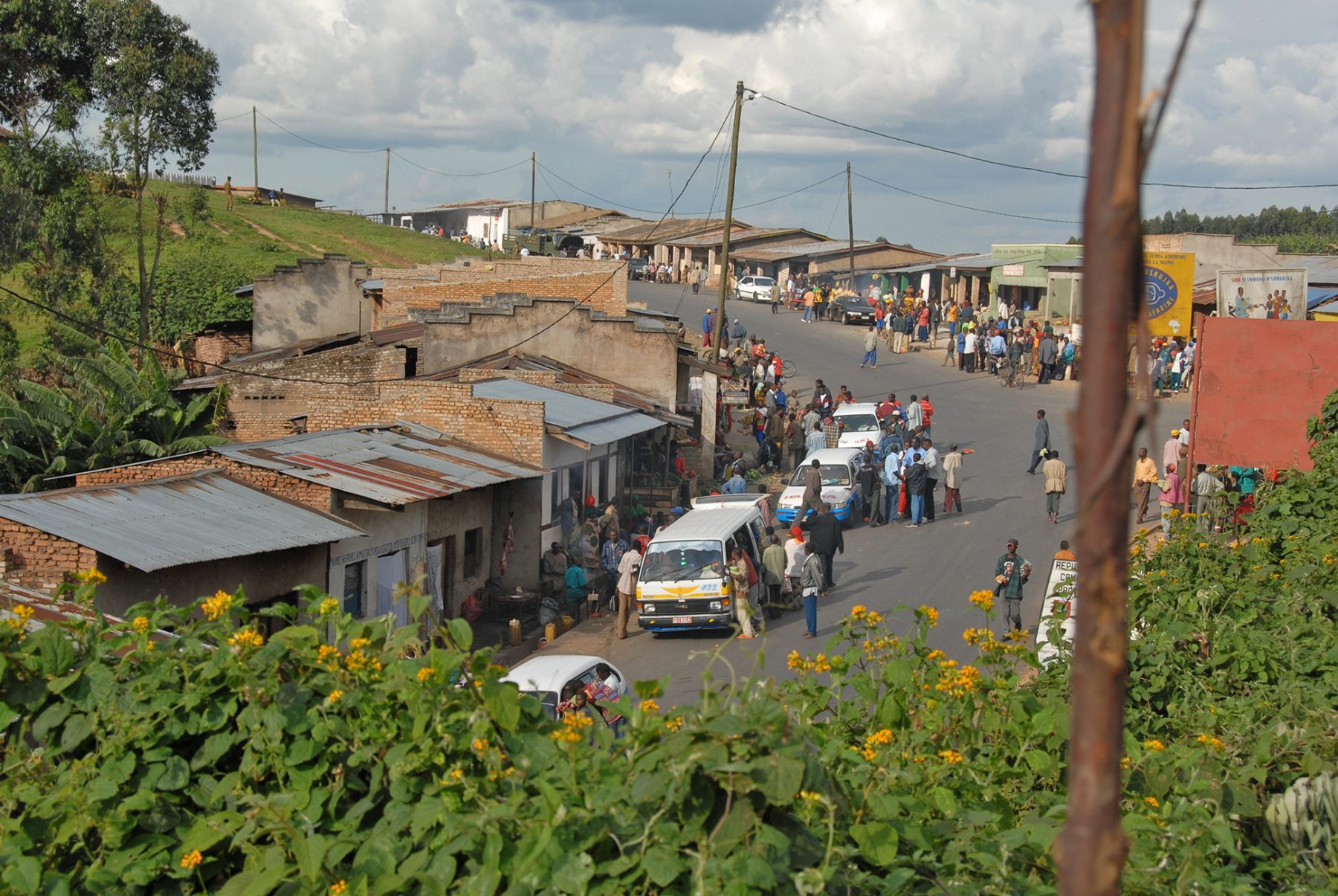 Road_between_Burundi_Gitega_and_Bujumbura_-_Flickr_-_Dave_Proffer_(3)
