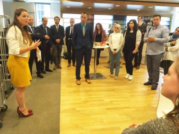 TMT_Shiraka SAE_2019_SV_expert presenting_men_women_MENA