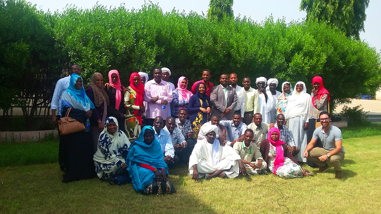 TMT_EVC Sudan Inclusive Governance_2017_GP_outside_men_women_Africa copy TMT_EVC Sudan Inclusive Governance_2017_GP_outside_men_women_Africa copy