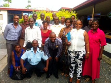 TMT_PUC Burundi_2014_GP_outside_men_women_Africa