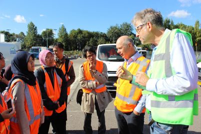 TMT_Smart Cities_2016_SV_Irado Vlaardingen_expert talking to participant_men_women_Asia copy