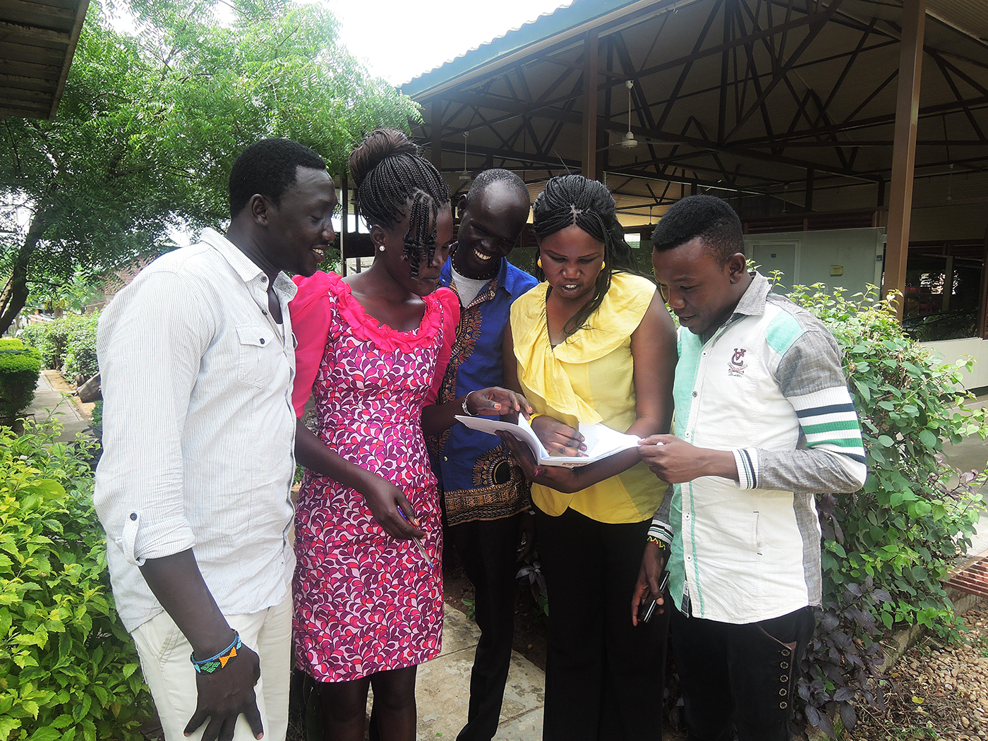 TMT_YEP South Sudan IV_2015_CR_group work, outside_women_men_Africa copy TMT_YEP South Sudan IV_2015_CR_group work, outside_women_men_Africa copy