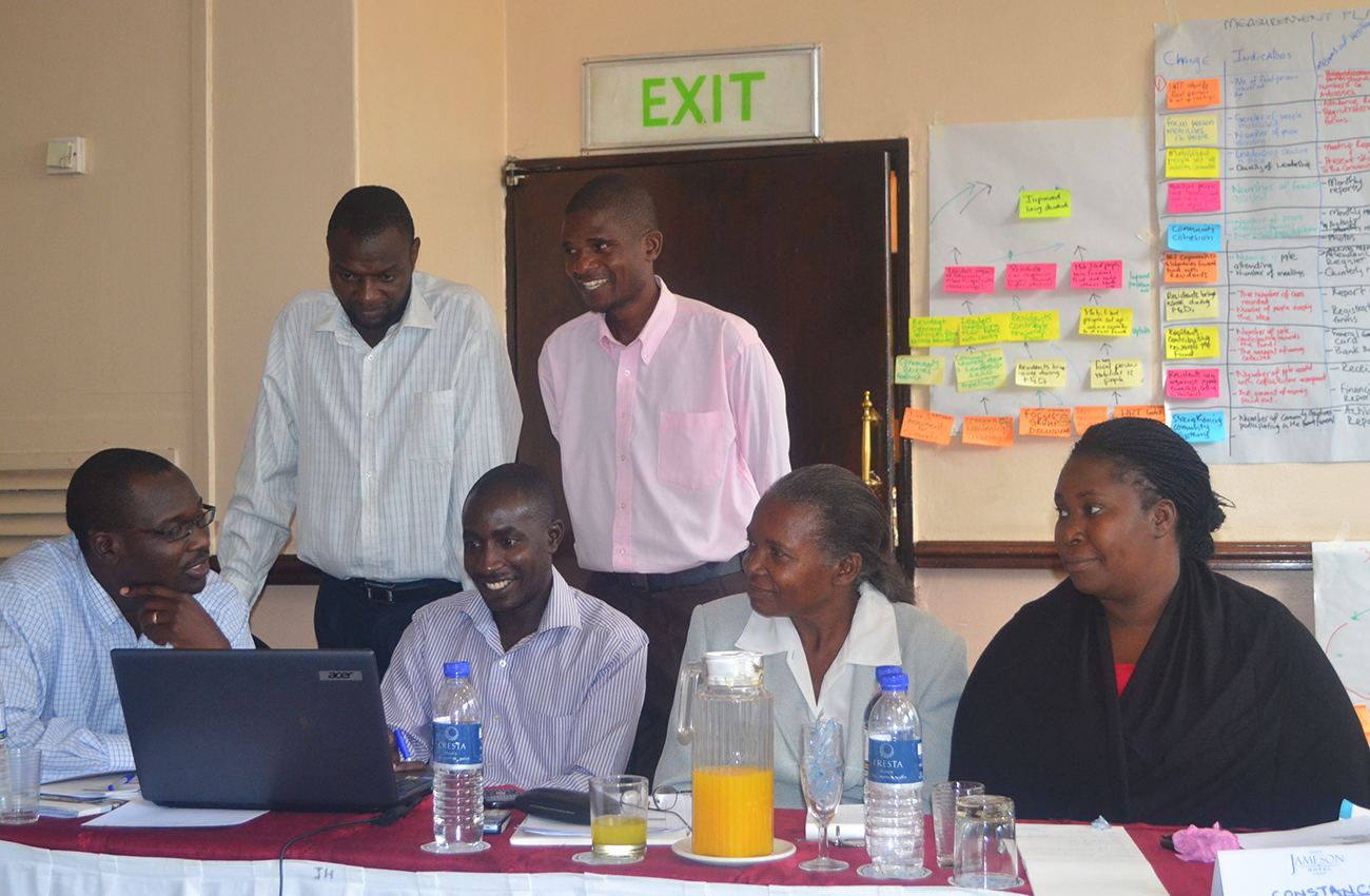 TMT_HRT Zimbabwe_2014_CR_group discussion_men_women_Africa copy TMT_HRT Zimbabwe_2014_CR_group discussion_men_women_Africa copy