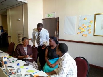 TMT_HRT Zimbabwe_2014_CR_group discussion_women_Africa_men