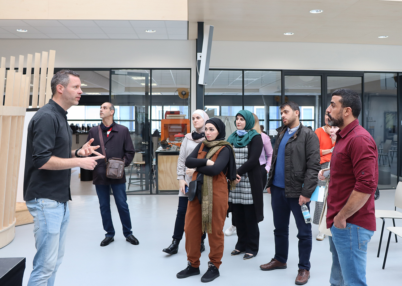TMT_TVET_NUFFIC_Jordan_2021_SV_ROC Mondriaan_expert presenting participants listening_men_women_MENA copy TMT_TVET_NUFFIC_Jordan_2021_SV_ROC Mondriaan_expert presenting participants listening_men_women_MENA copy