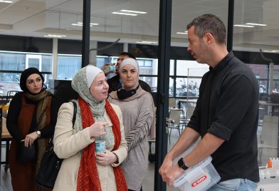 TMT_TVET_NUFFIC_Jordan_2021_SV_ROC Mondriaan_expert talking with participant_men_women_MENA copy