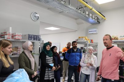 TMT_TVET_NUFFIC_Jordan_2021_SV_ROC Midden Nederland_participants in pantry expert talking_men_women_MENA_willeke van Leeuwen